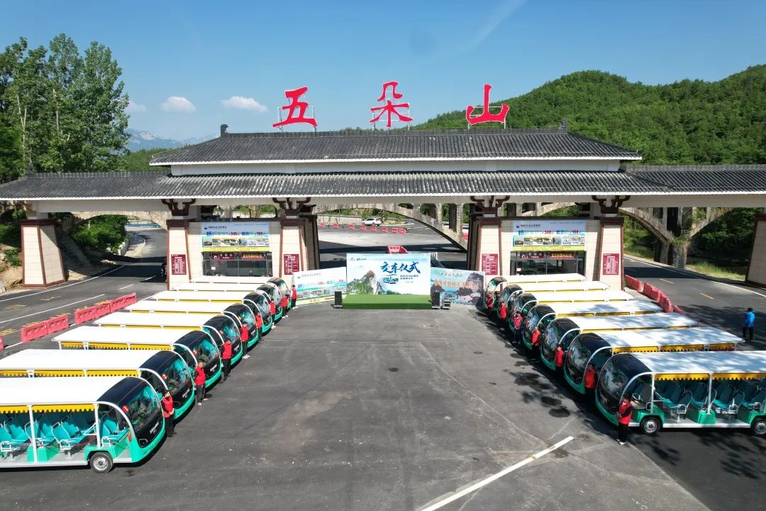 rb88随行版“爬坡王”驶入五朵山，为景区高质量运营贡献力量