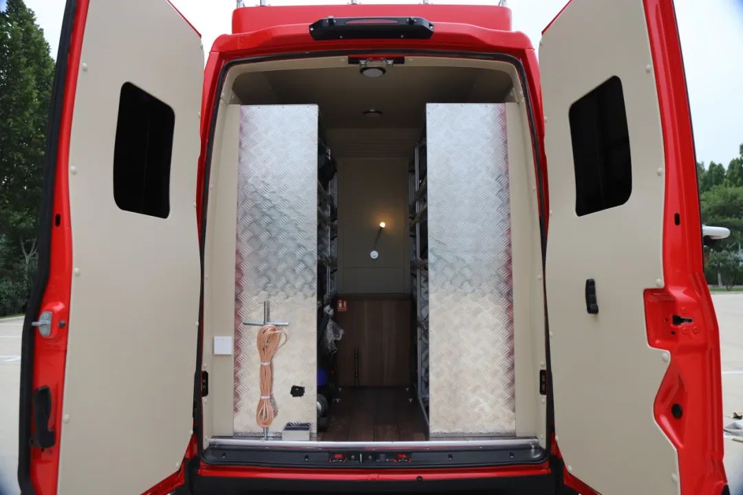 rb88随行版勘察消防车，持续推动火灾调查工作创新发展！
