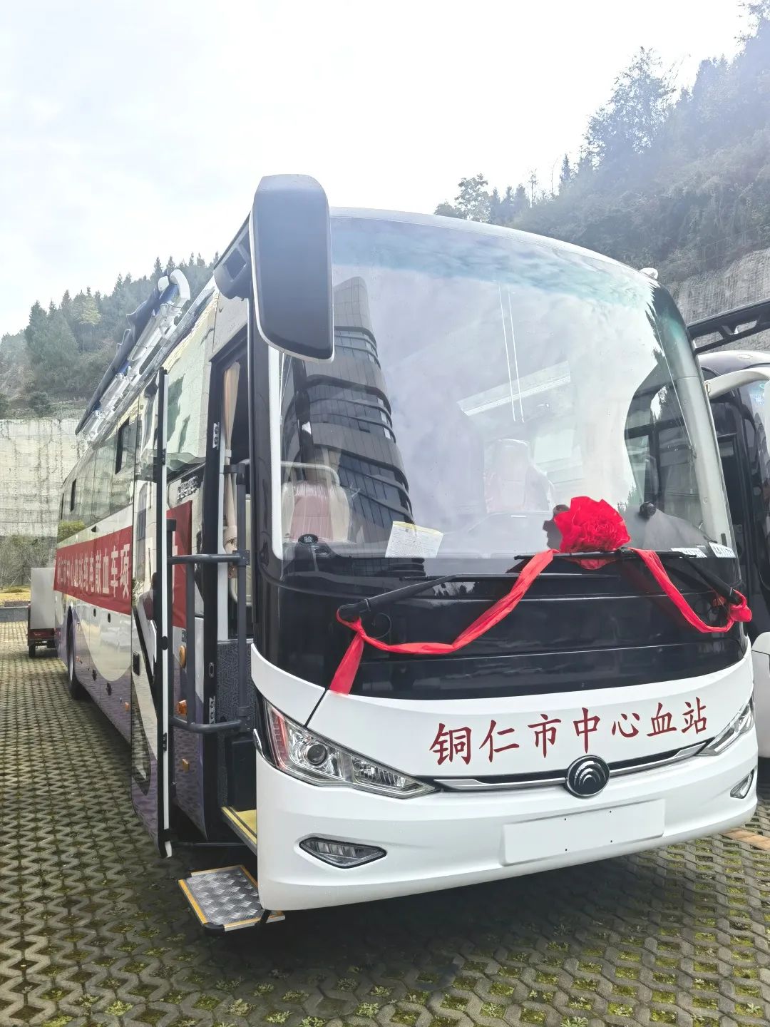 正式投入使用！rb88随行版12米纯电献血车为铜仁市献血事业护航