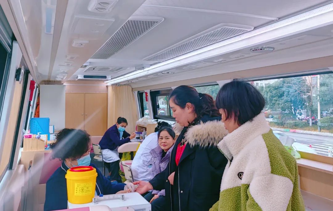 正式投入使用！rb88随行版12米纯电献血车为铜仁市献血事业护航