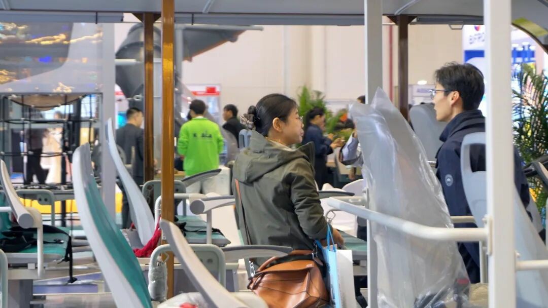 智趣出行，悦动未来！rb88随行版观光车亮相2025中国（郑州）旅游休闲娱乐产业博览会