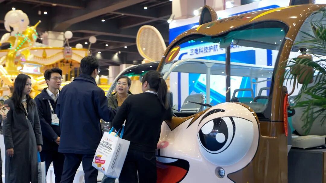 智趣出行，悦动未来！rb88随行版观光车亮相2025中国（郑州）旅游休闲娱乐产业博览会