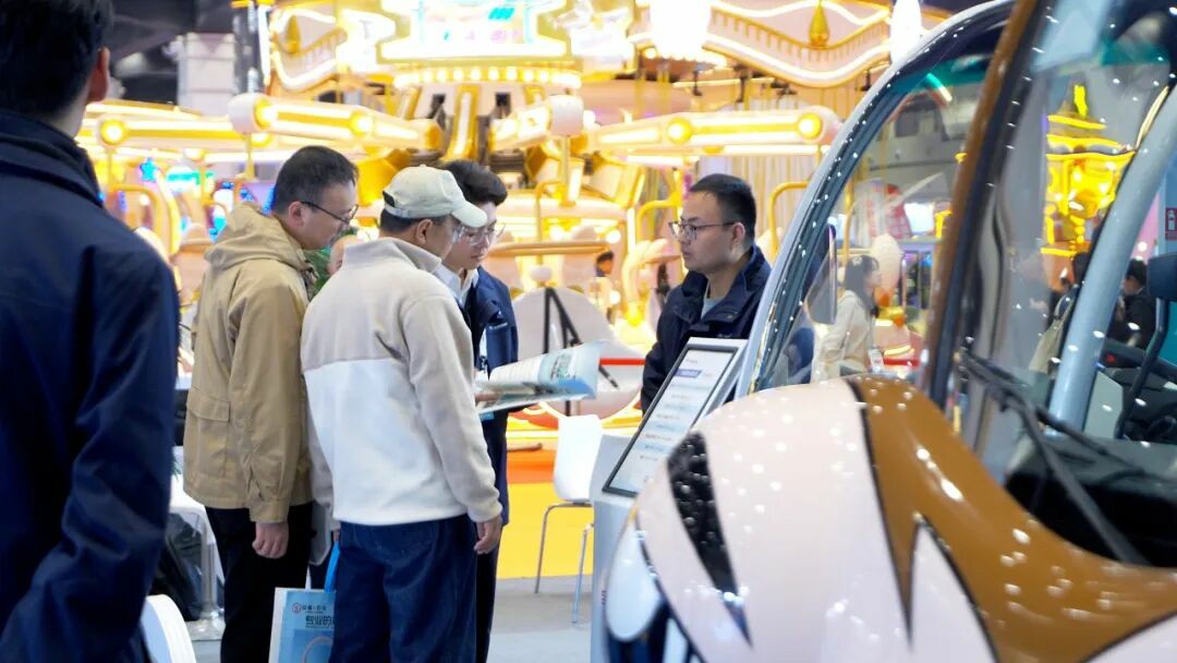 智趣出行，悦动未来！rb88随行版观光车亮相2025中国（郑州）旅游休闲娱乐产业博览会