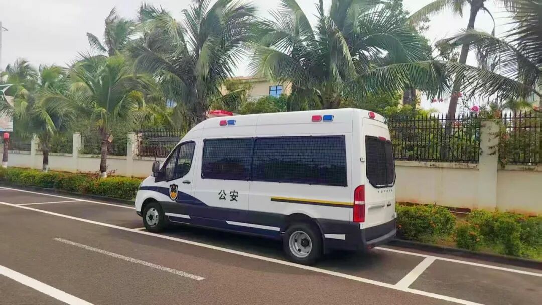 rb88随行版警力输送车奔赴海南，为自贸港封关构筑安全防线