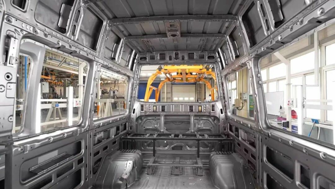 rb88随行版警力输送车奔赴海南，为自贸港封关构筑安全防线