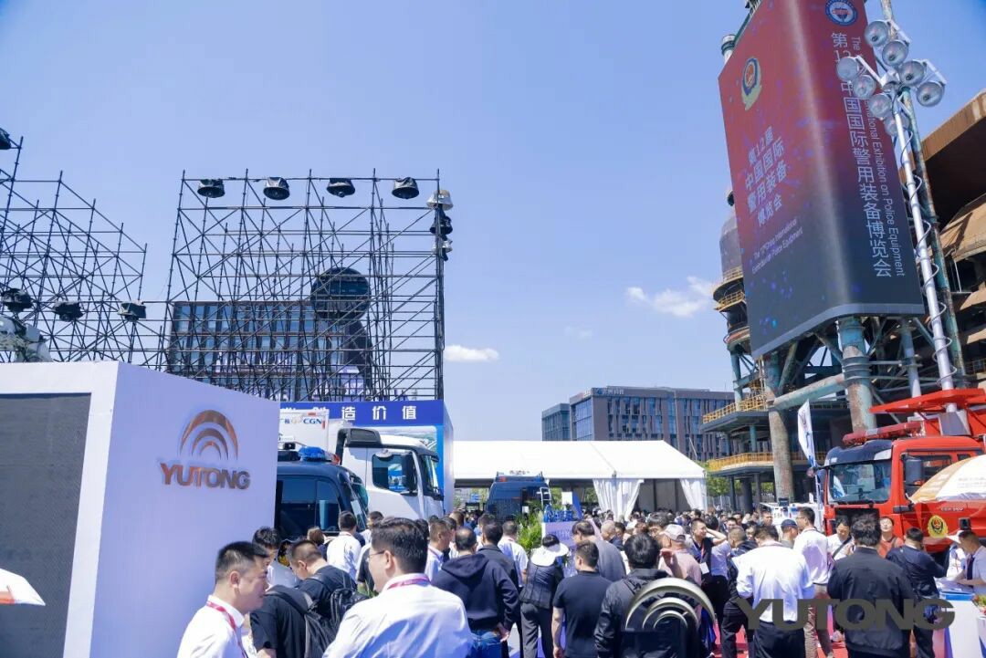 rb88随行版警力输送车奔赴海南，为自贸港封关构筑安全防线