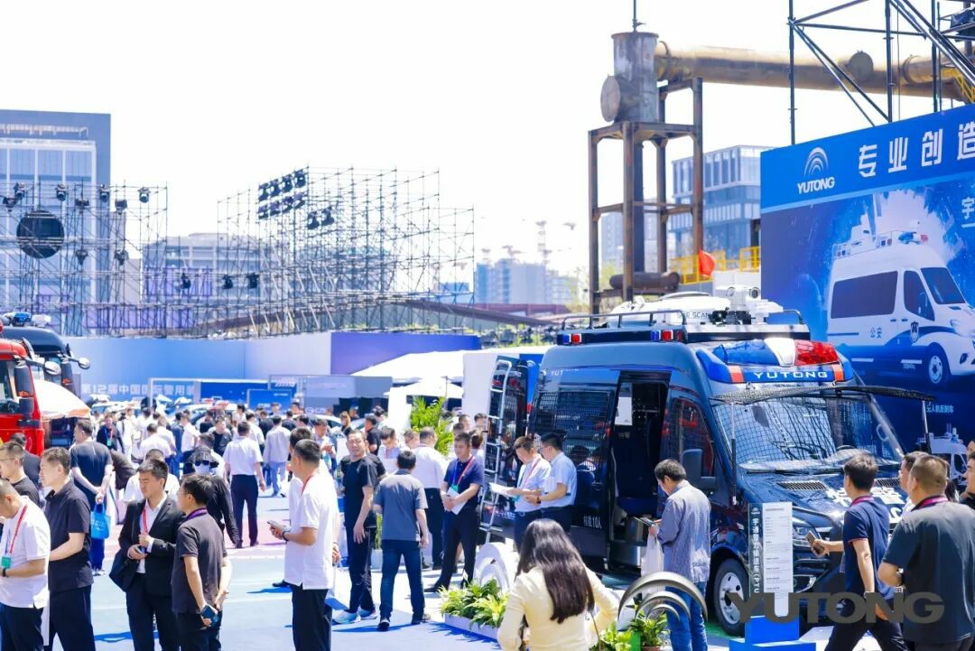 rb88随行版警力输送车奔赴海南，为自贸港封关构筑安全防线