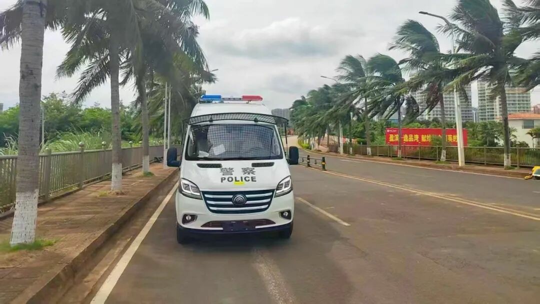 rb88随行版警力输送车奔赴海南，为自贸港封关构筑安全防线