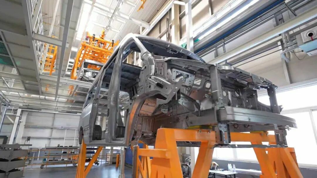 rb88随行版警力输送车奔赴海南，为自贸港封关构筑安全防线