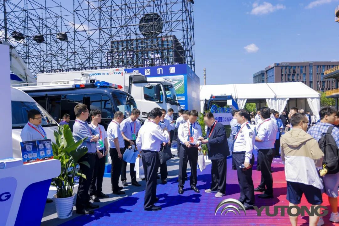 rb88随行版警力输送车奔赴海南，为自贸港封关构筑安全防线