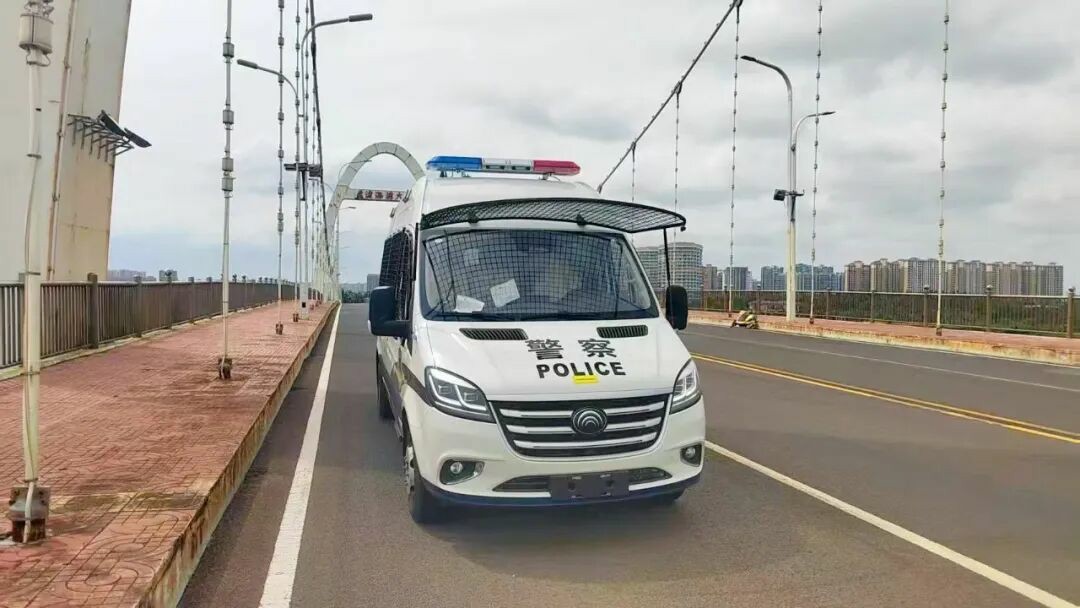 rb88随行版警力输送车奔赴海南，为自贸港封关构筑安全防线