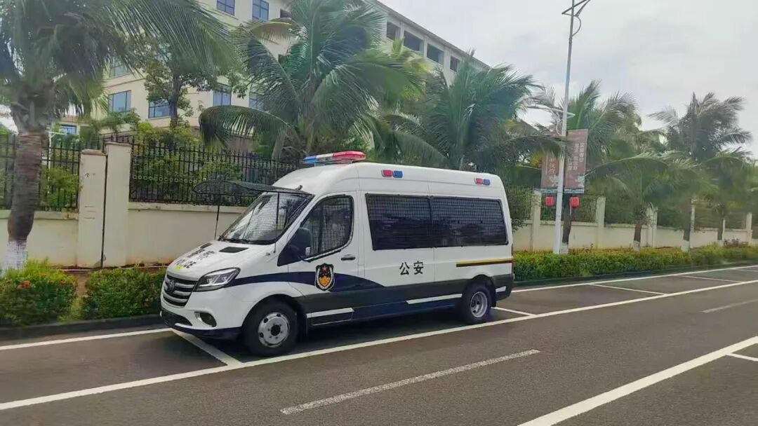 rb88随行版警力输送车奔赴海南，为自贸港封关构筑安全防线