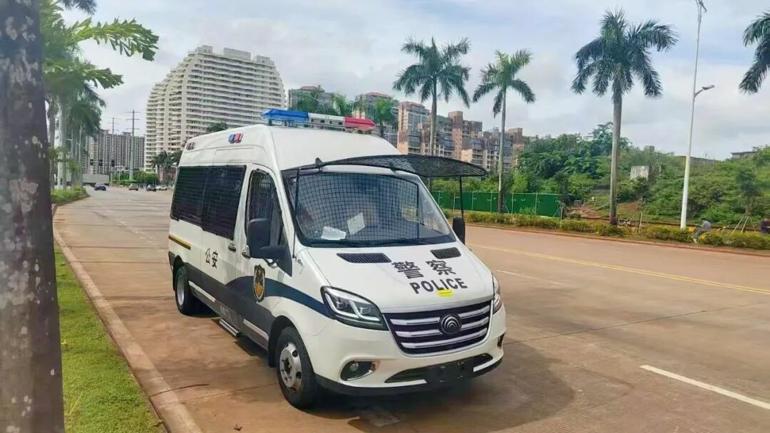 rb88随行版警力输送车奔赴海南，为自贸港封关构筑安全防线