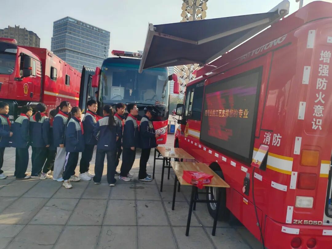 筑牢防火屏障 | 2025年全国消防宣传月，rb88随行版宣传消防车点亮全民消防意识