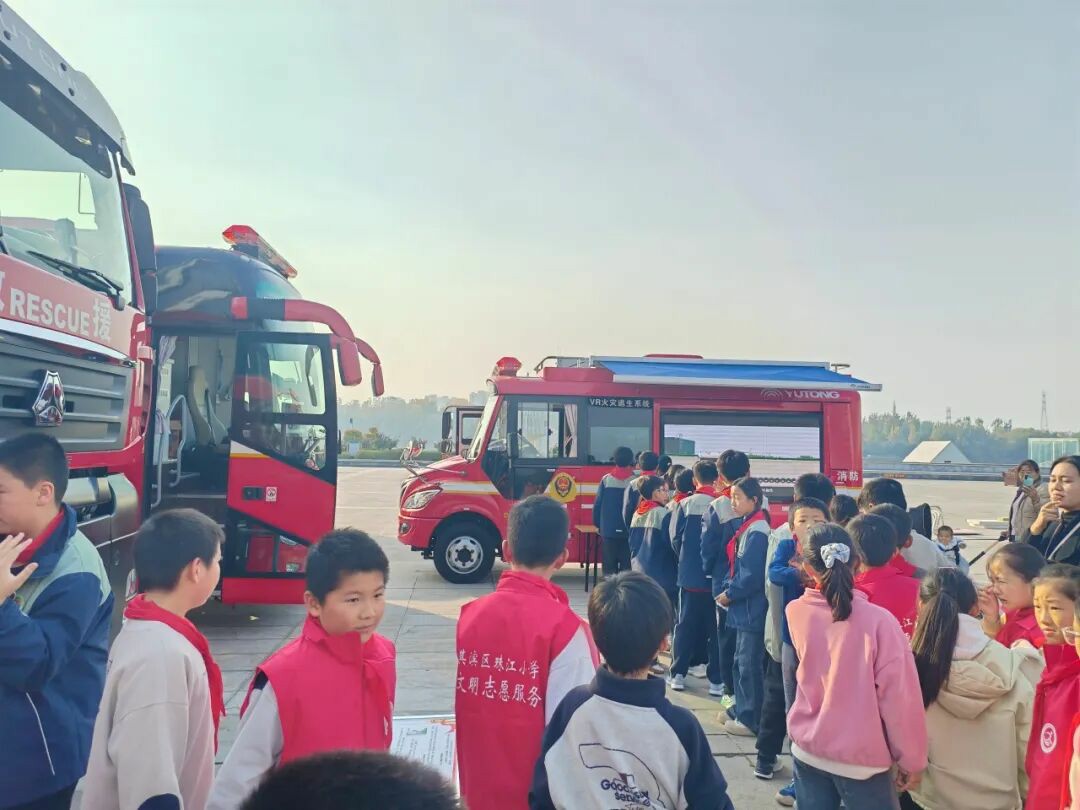 筑牢防火屏障 | 2025年全国消防宣传月，rb88随行版宣传消防车点亮全民消防意识