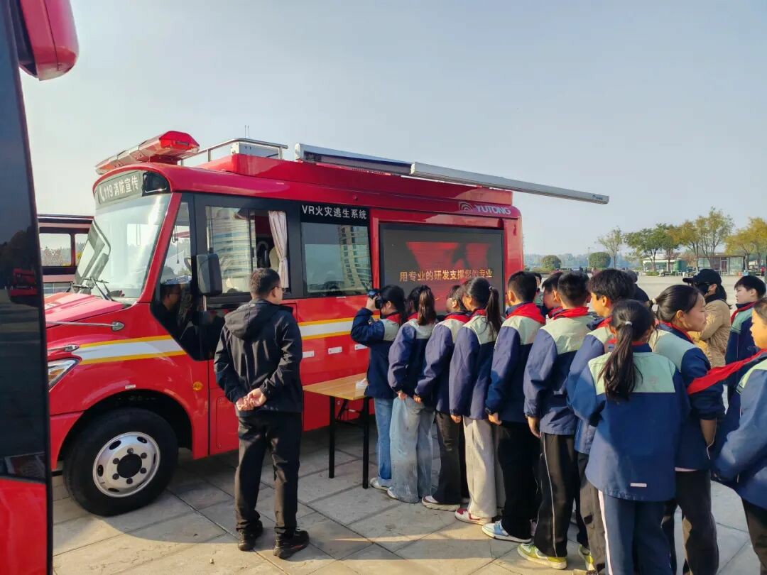 筑牢防火屏障 | 2025年全国消防宣传月，rb88随行版宣传消防车点亮全民消防意识