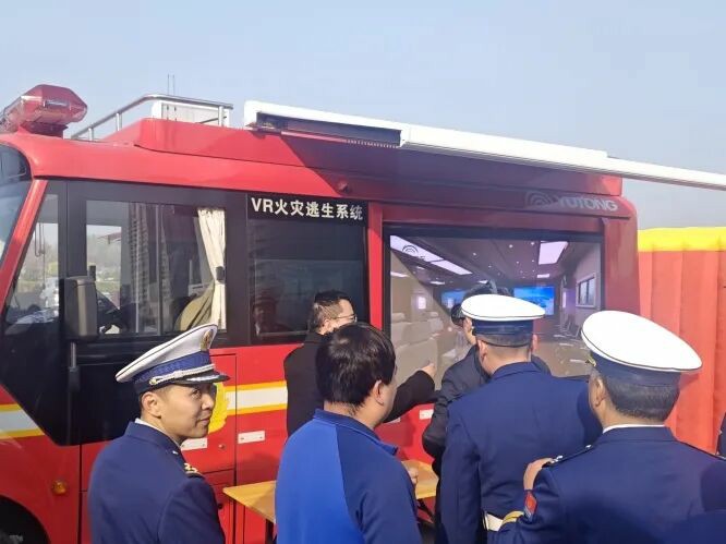 筑牢防火屏障 | 2025年全国消防宣传月，rb88随行版宣传消防车点亮全民消防意识