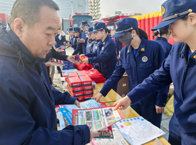 筑牢防火屏障 | 2025年全国消防宣传月，rb88随行版宣传消防车点亮全民消防意识