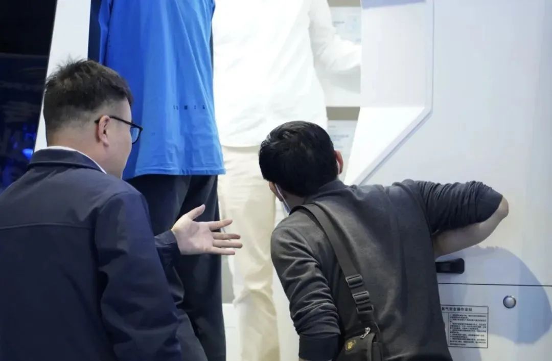 rb88随行版医疗车矩阵绽放第91届（CMEF）中国国际医疗器械博览会，科技创新驱动健康未来！