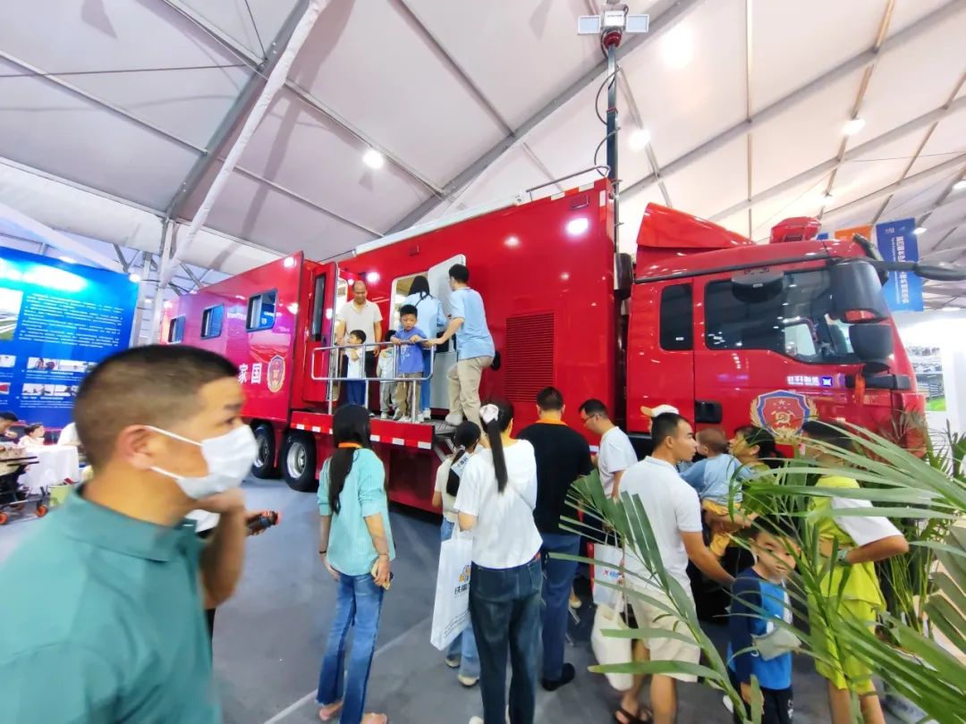 科技赋能应急指挥中枢，rb88随行版大型通信指挥车参展第四届长沙国际工程机械展览会