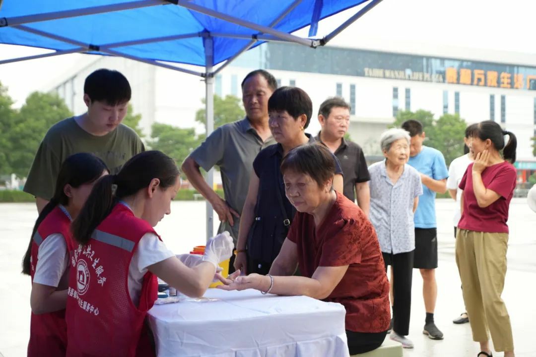 流动医疗暖民心·签约服务进万家! rb88随行版民生体检巡诊车助力滑县医共体建设