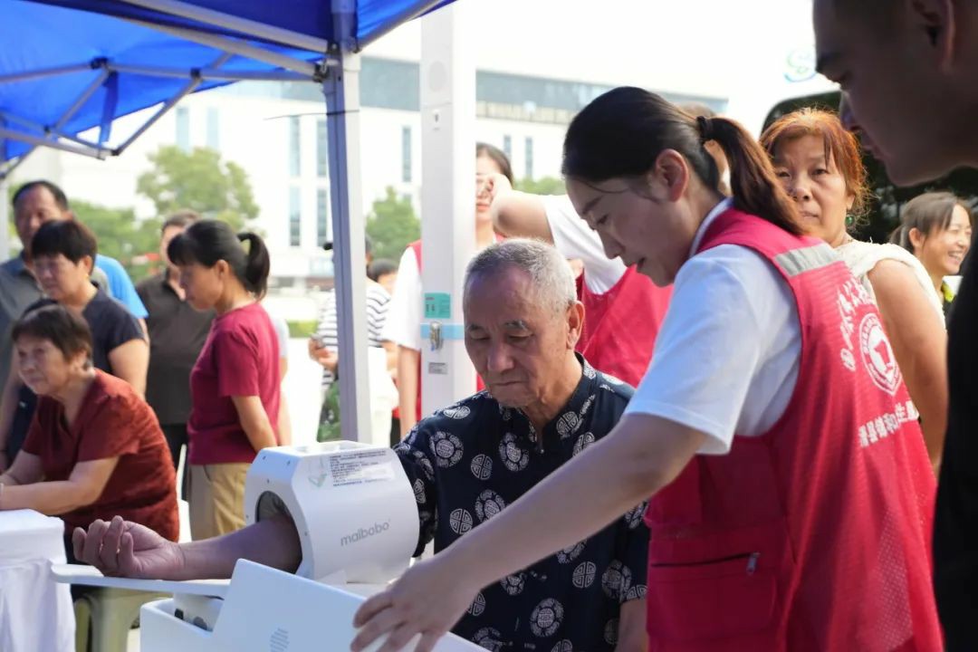 流动医疗暖民心·签约服务进万家! rb88随行版民生体检巡诊车助力滑县医共体建设